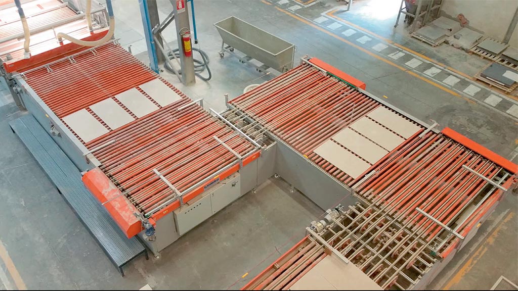 RUS – Square exit roller conveyor + PT1L – Transversal positioner with lateral entrance.